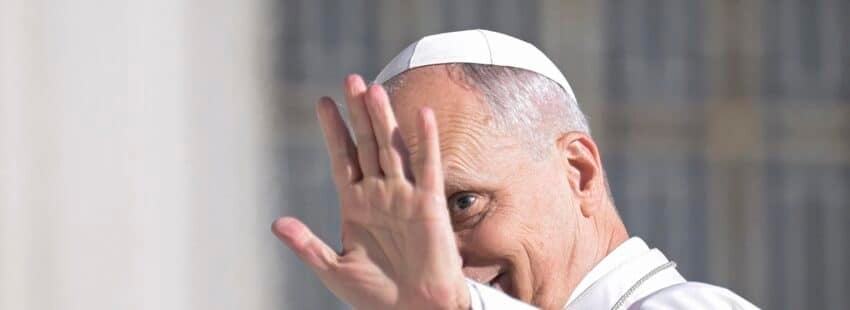 León XIV, durante una audiencia general en la Plaza de San Pedro