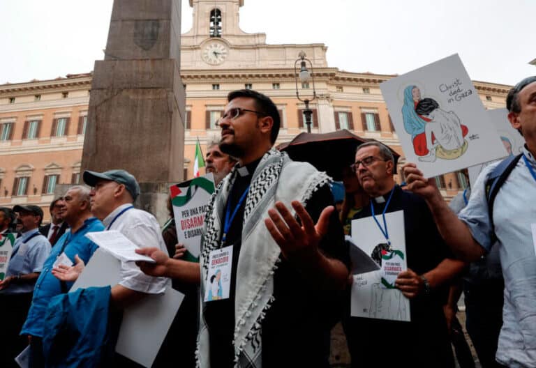 Red de Párrocos por Gaza en una protesta en Roma