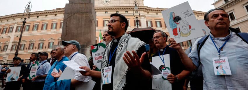 Red de Párrocos por Gaza en una protesta en Roma