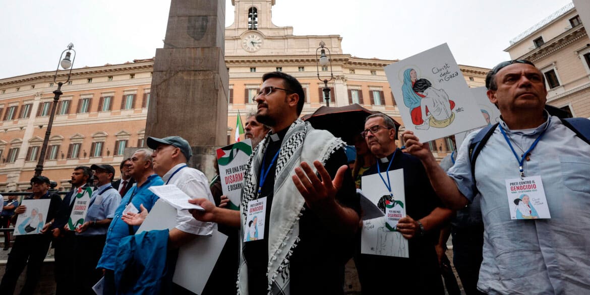 Red de Párrocos por Gaza en una protesta en Roma