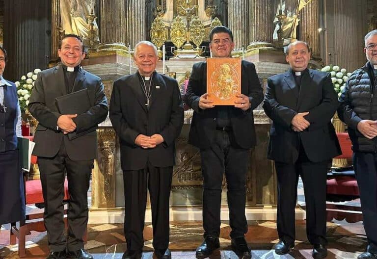 Presentan evangeliario