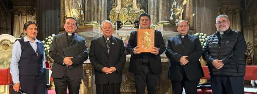 Presentan evangeliario