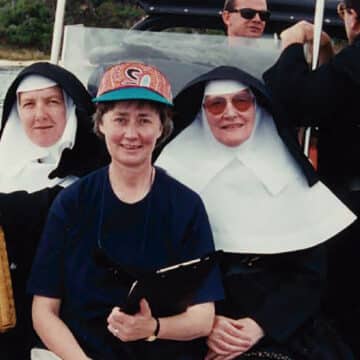 Religiosa del Instituto de las Hermanas de la Misericordia y teóloga. Trabaja con nativos de