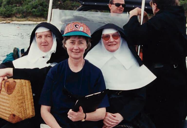 Religiosa del Instituto de las Hermanas de la Misericordia y teóloga. Trabaja con nativos de