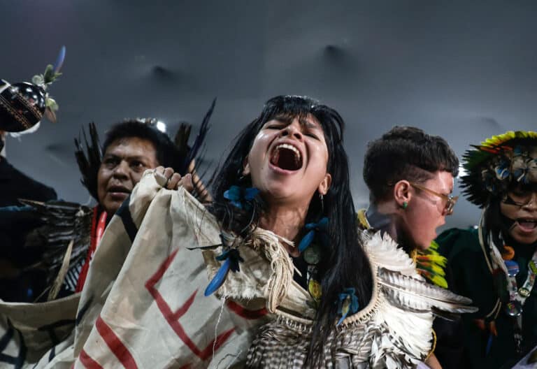 Indígenas durante la cumbre climática convocada por Naciones Unidas (COP30) celebrada en Belém,