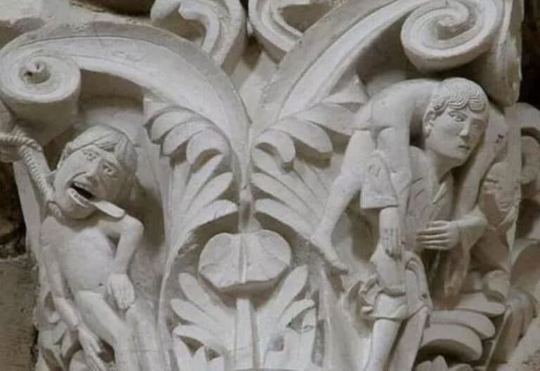 Capitel donde aparece Judas colgado y Jesús cargando con su cuerpo. Basílica de Santa María Magdalena en Borgoña