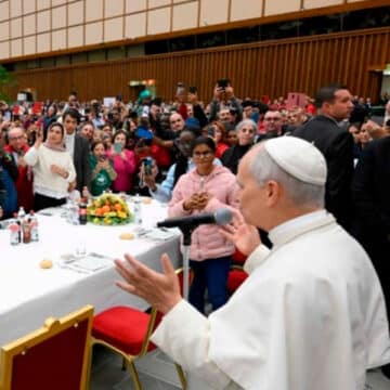 León XIV comienza la comida con los pobres con un aplauso al papa Francisco