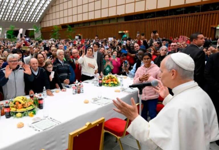 León XIV comienza la comida con los pobres con un aplauso al papa Francisco