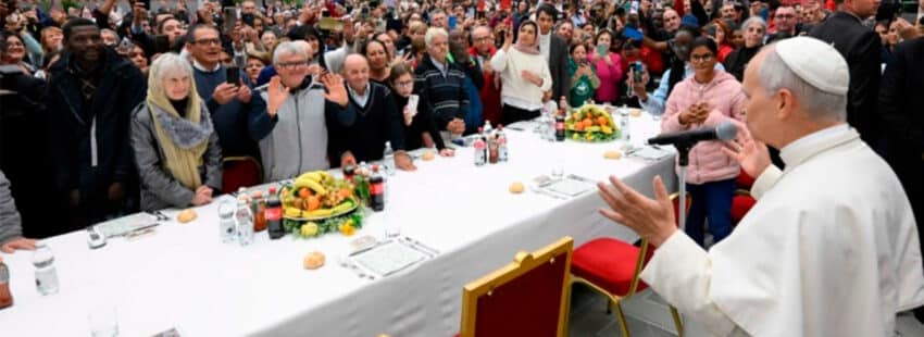 León XIV comienza la comida con los pobres con un aplauso al papa Francisco