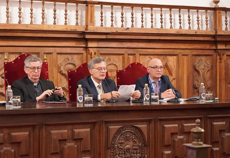 El ‘capo’ de los medios del Vaticano defiende el papel de la comunicación para “reconstruir