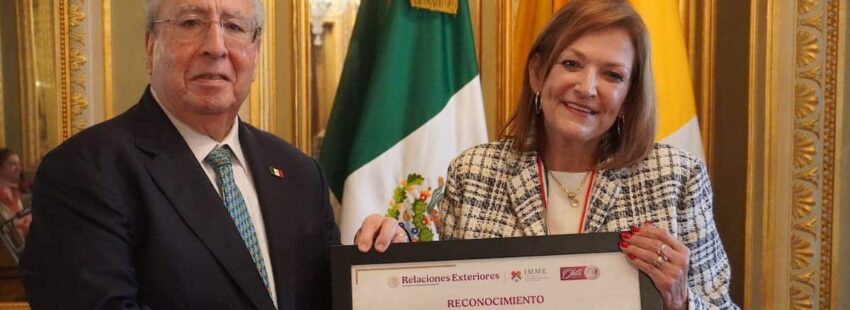 Mónica Santamarina (UMOFC) recibe el Premio Ohtli