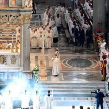 León XIV rejuvenece la tradición, lavará los pies a sacerdotes recién ordenados