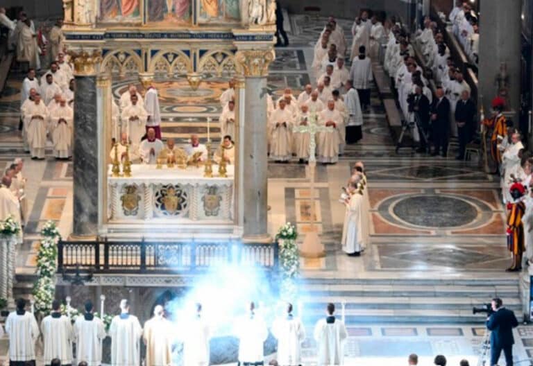León XIV rejuvenece la tradición, lavará los pies a sacerdotes recién ordenados