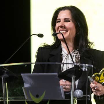 Cantante. Premio Carisma de Fe y Cultura.