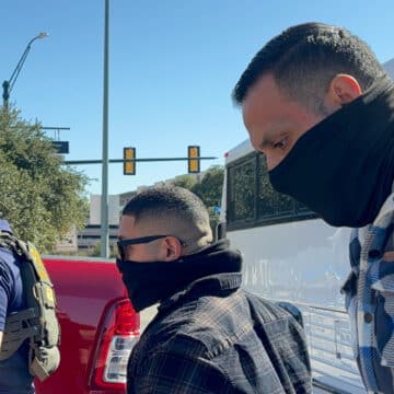 Agentes del Servicio de Inmigración y Control de Aduanas (ICE) esperan afuera de la corte en de