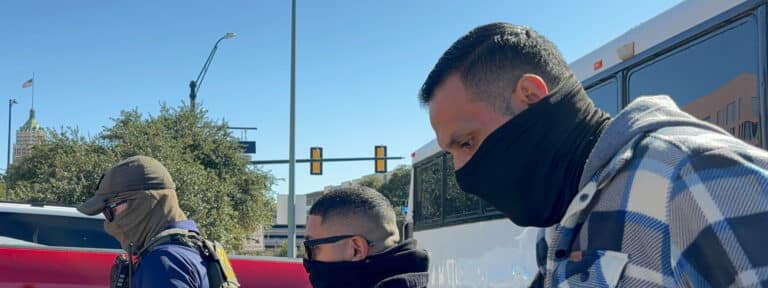 Agentes del Servicio de Inmigración y Control de Aduanas (ICE) esperan afuera de la corte en de