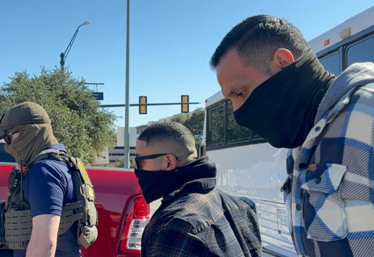 Agentes del Servicio de Inmigración y Control de Aduanas (ICE) esperan afuera de la corte en de