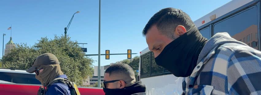 Agentes del Servicio de Inmigración y Control de Aduanas (ICE) esperan afuera de la corte en de