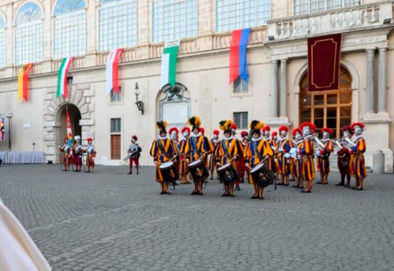 El Vaticano investiga si tienen un guardia suizo antisemita
