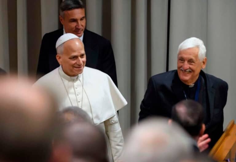 León XIV invita a los religiosos a la desconexión tecnológica para crecer en “comunión”