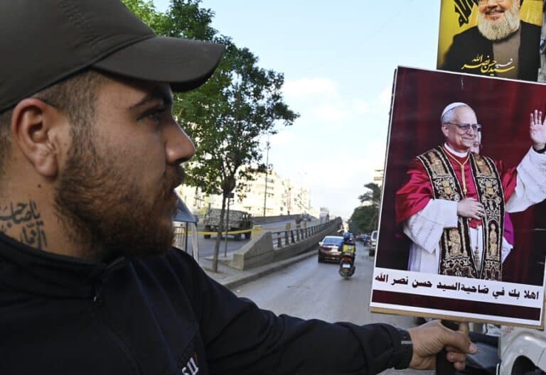 Un ciudadano libanés, con un retrato de León XIV