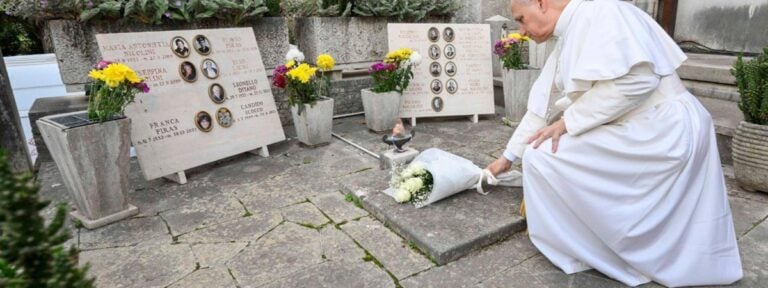 El papa León XIV, en el cementerio de Verano