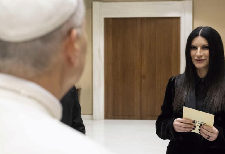 La cantante italiana Laura Pausini recibida por León XIV