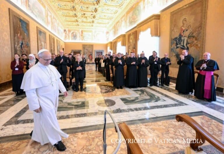 León XIV pide “cambiar la mirada” para evitar la deshumanización de los enfermos