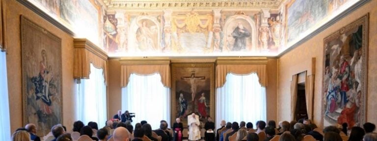 León XIV: “El contacto con quien no tiene poder es una vía inmediata para encontrarse con