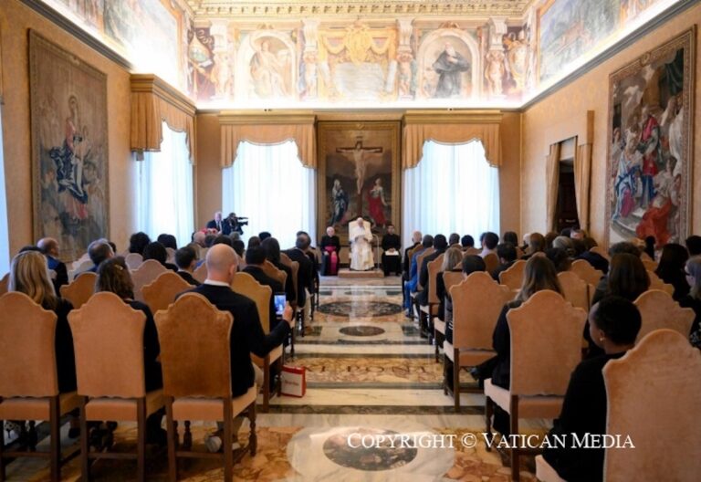 León XIV: “El contacto con quien no tiene poder es una vía inmediata para encontrarse con