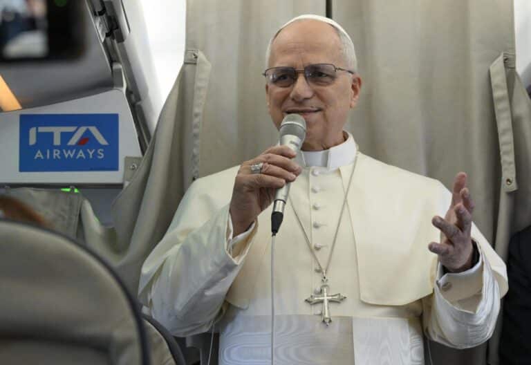 León XIV en el vuelo a Turquía