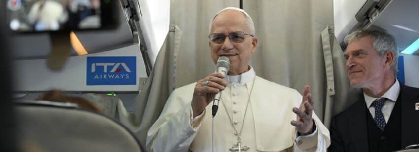 León XIV en el vuelo a Turquía