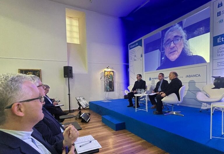 Mesa redonda sobre la IA celebrada en Santiago de Compostela