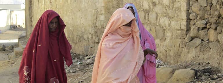 Mujeres musulmanas caminan por la calle