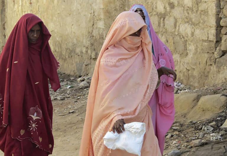Mujeres musulmanas caminan por la calle