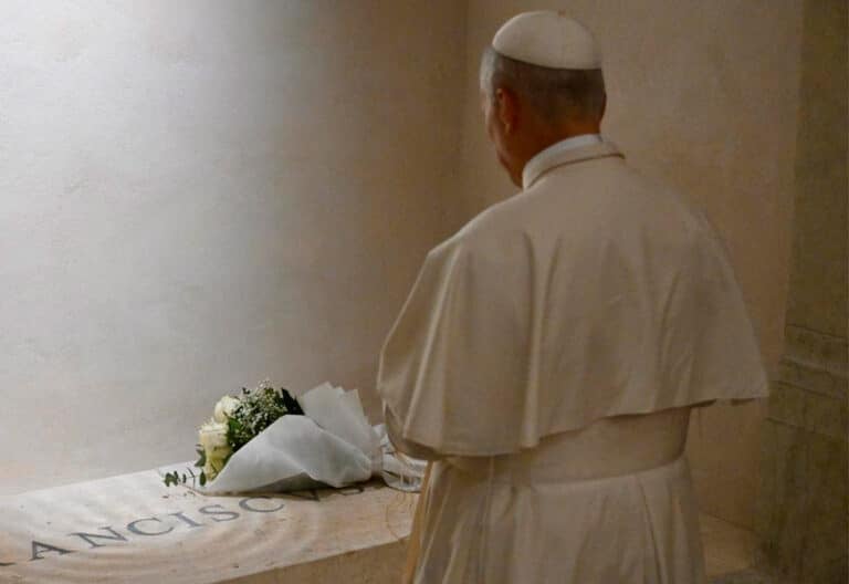 León XIV vuelve a rezar ante la tumba del papa Francisco