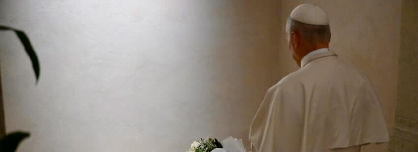León XIV vuelve a rezar ante la tumba del papa Francisco