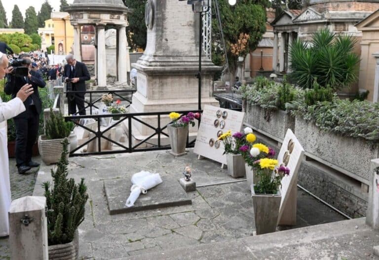 El papa León XIV, en el cementerio de Verano