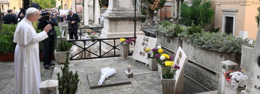 El papa León XIV, en el cementerio de Verano