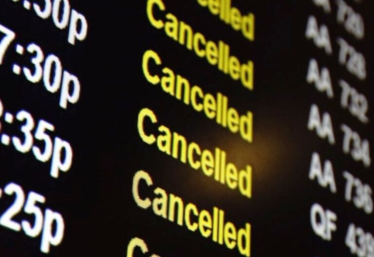 Panel de aeropuerto con vuelos cancelados