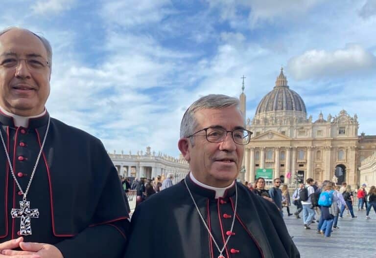 El secretario general de la Conferencia Episcopal, César García Magán, y el presidente, Luis