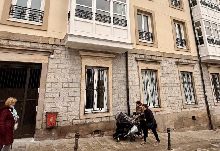 La diócesis de Vitoria transforma la casa del cura en viviendas para siete familias sin recursos