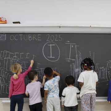 Un grupo de niños en un colegio