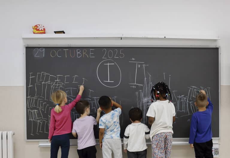 Un grupo de niños en un colegio