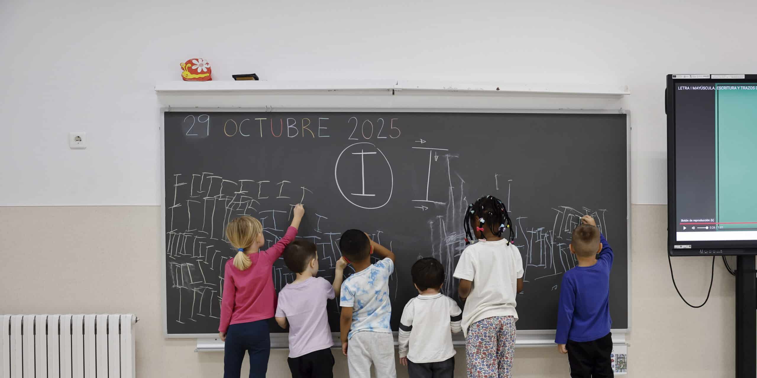 Un grupo de niños en un colegio