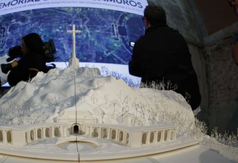 MADRID, 11/11/2025.- Maqueta del proyecto 'La base y la cruz' que ha sido elegido este