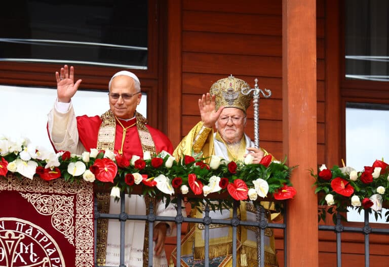 León XIV y Bartolomé I, durante la bendición ecuménica
