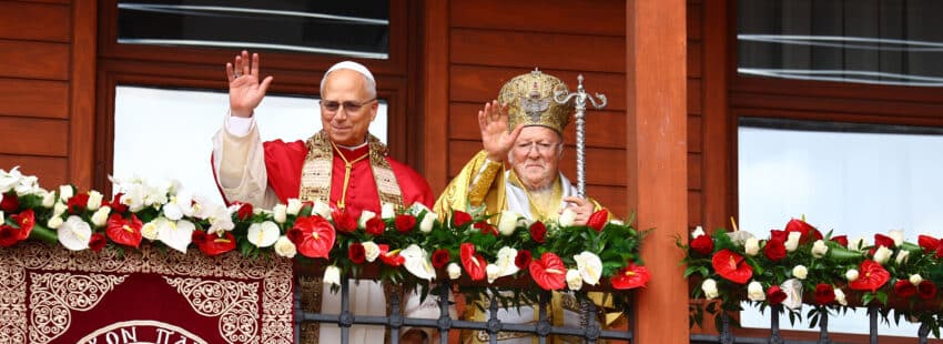León XIV y Bartolomé I, durante la bendición ecuménica
