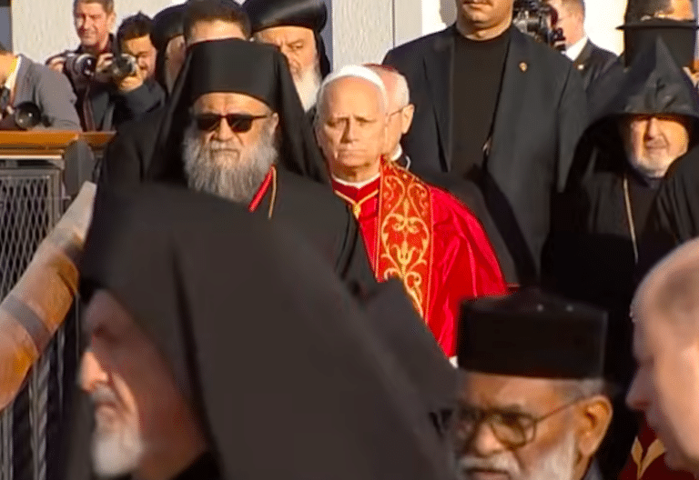 El papa León XIV accede al sitio arqueológico de la basílica de San Neófito