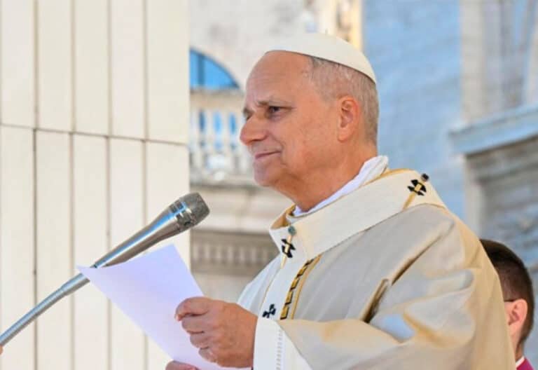 El grito de León XIV en el ángelus: “¡Que las iglesias y las escuelas sean lugares de